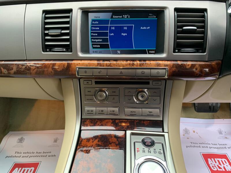 JAGUAR XF 3.0d V6 Luxury Auto Euro 5 4dr 2009