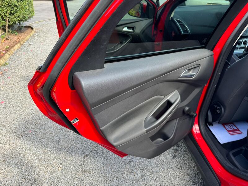 FORD FOCUS 1.6 Zetec Euro 5 5dr 2012