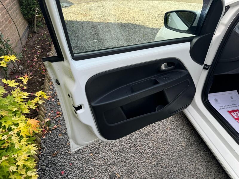 VOLKSWAGEN UP 1.0 High up! Euro 5 5dr 2012