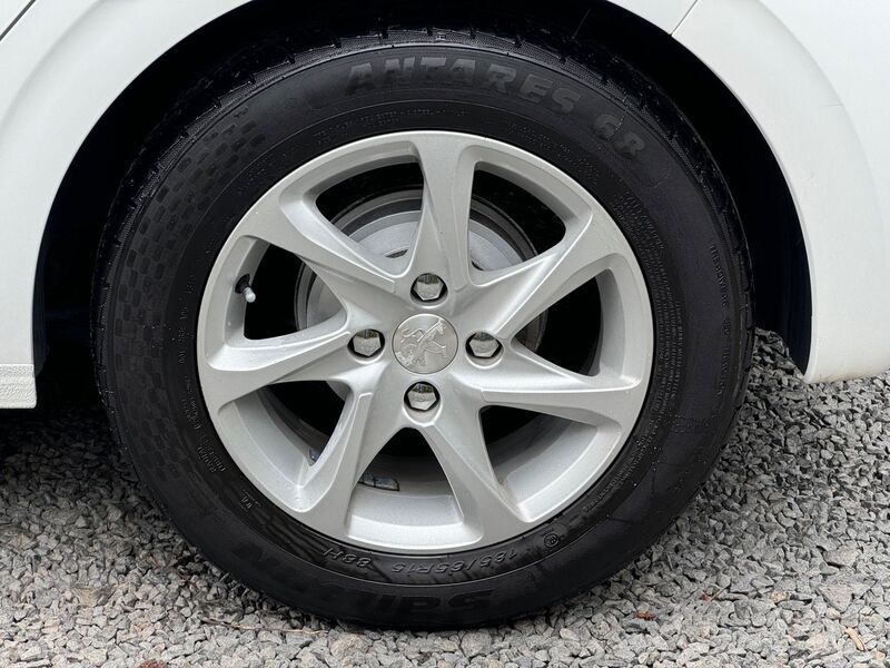 PEUGEOT 208 1.2 VTi PureTech Active Euro 6 5dr 2015