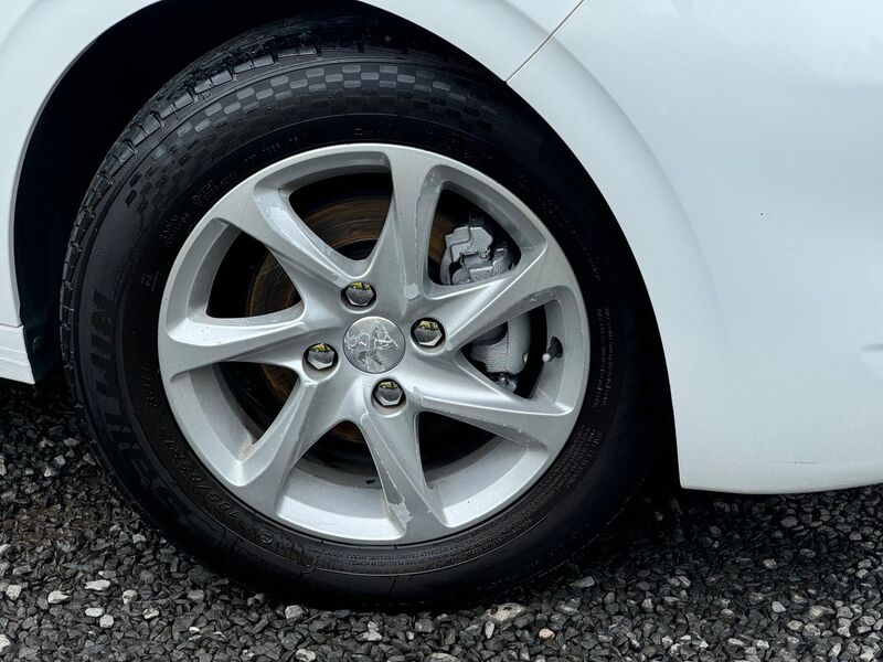 PEUGEOT 208 1.2 VTi PureTech Active Euro 6 5dr 2015