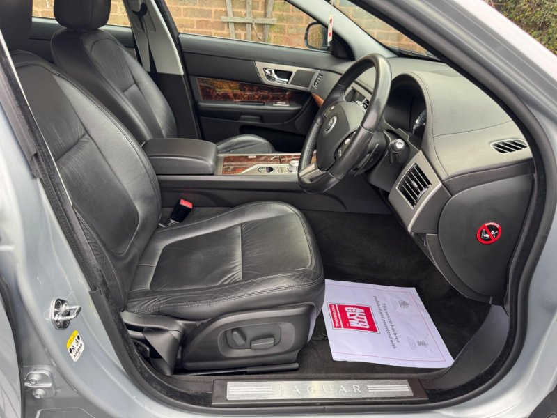 JAGUAR XF 3.0d V6 Luxury Auto Euro 5 4dr 2010