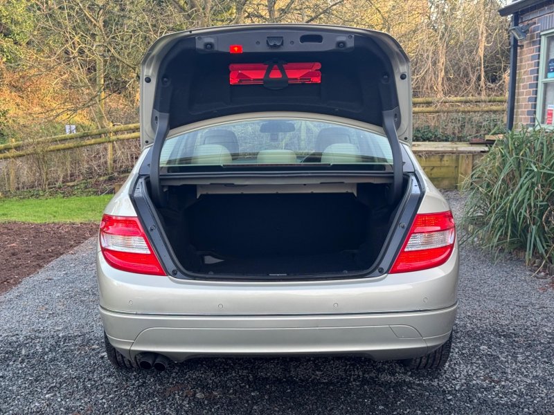 MERCEDES-BENZ C CLASS 1.8 C180 BlueEfficiency Elegance Auto Euro 5 4dr 2011