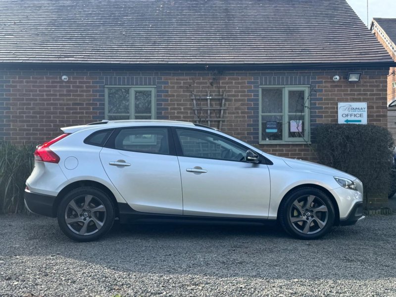 VOLVO V40 CROSS COUNTRY 2.0 D2 Lux Auto Euro 6 (s/s) 5dr 2015