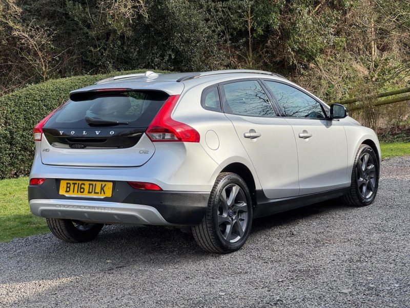 VOLVO V40 CROSS COUNTRY 2.0 D2 Lux Auto Euro 6 (s/s) 5dr 2015