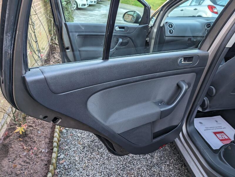 VOLKSWAGEN GOLF PLUS 1.6 TDI BlueMotion SE Euro 5 ss 5dr 2010